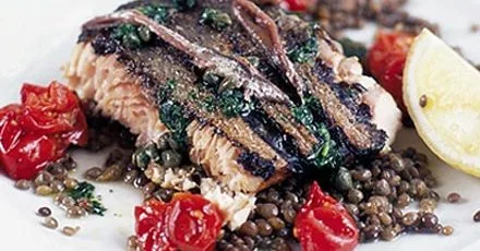 Лосось на грилі з анчоусами, каперсами та лінзами
