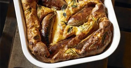 Тофу в яєчному клярі з сосисками (Herby toad in the hole)