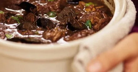 Шотландська яловичина з маринованими волоськими горіхами та листковим тістом
