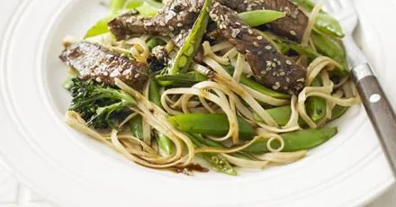 Локшина з яловичиною, медом і кунжутом