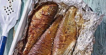 Тріска, копчена гарячим чаєм, з новою картоплею та руколою