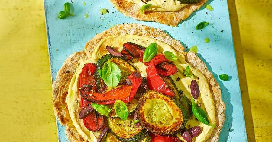 Піца на хумусі з запеченими овочами