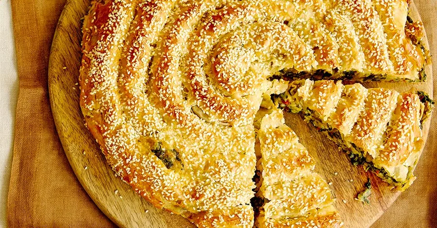 Кол бөрекі (картопля, червоний перець, шпинат і сир у філо)