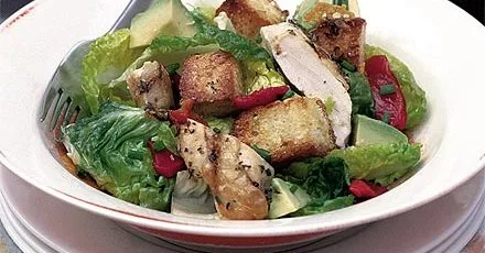 Лимонний курячий салат з хрусткими крутонами