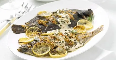 Лимонний морський окунь з крабовим маслом та соусом з тархуну