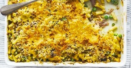 Макарони з шинкою, горохом та сиром