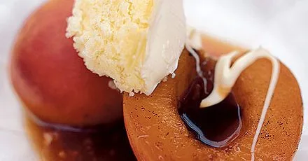 Marsala-soused peaches