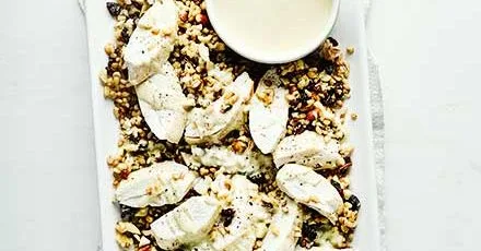 Салат з куркою, зернами та горіхами