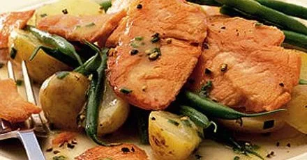 Pan-fried smoked salmon with green beans & chives