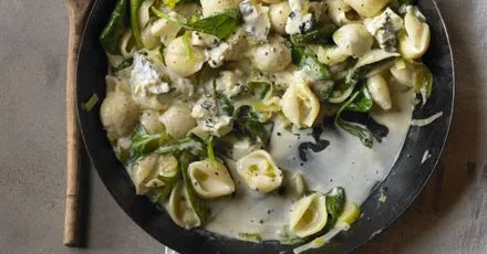 Паста з часниковими зеленими овочами