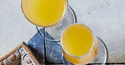 Персиковий шипучий коктейль з трояндою