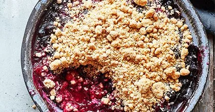 Peanut butter berry crisp