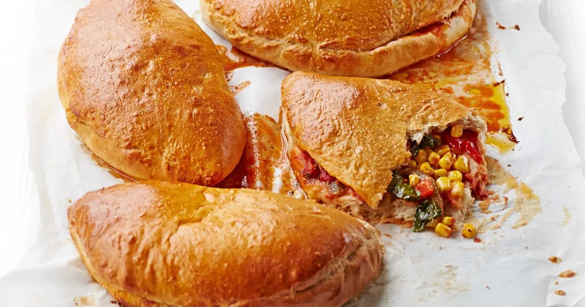 Кальцони з перцем, песто та кукурудзою