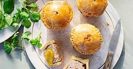 Пиріжки зі свинячим фаршем і маринованою цибулею