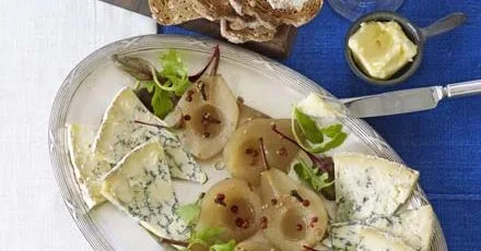 Тарілка з маринованими грушами та сиром