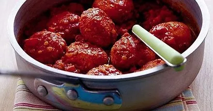 Лососеві фрикадельки в гострій сочевичній підливі