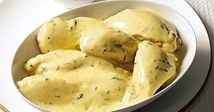 Курка, варена в лимонному соусі з тархуном