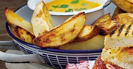 Картопляні дольки з карі соусом