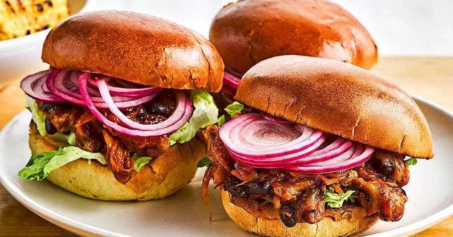 Бургери з баклажанами BBQ та чорними бобами