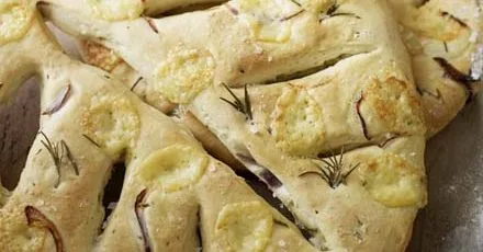 Фугас з червоною цибулею, груйєром і розмарином