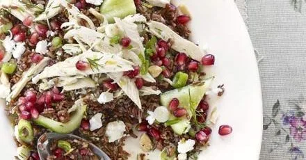 Салат з червоним рисом, куркою, гранатом і фетою