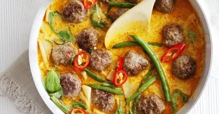Червоний тайський карі з м'ясними кульками