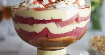 Rhubarb crumble trifle
