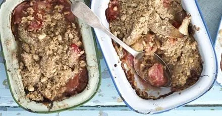 Крамбл з ревенем, грушами та лісовими горіхами