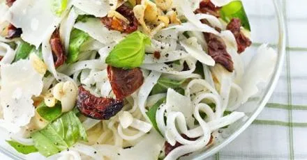 Rice noodles with sundried tomatoes, Parmesan & basil