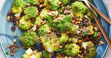 Запечений романсо з анчоусами, каперсами та суницями
