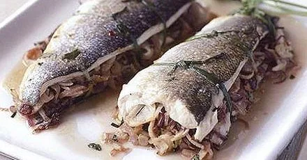 Запечений морський окунь з чилі та листям лайму