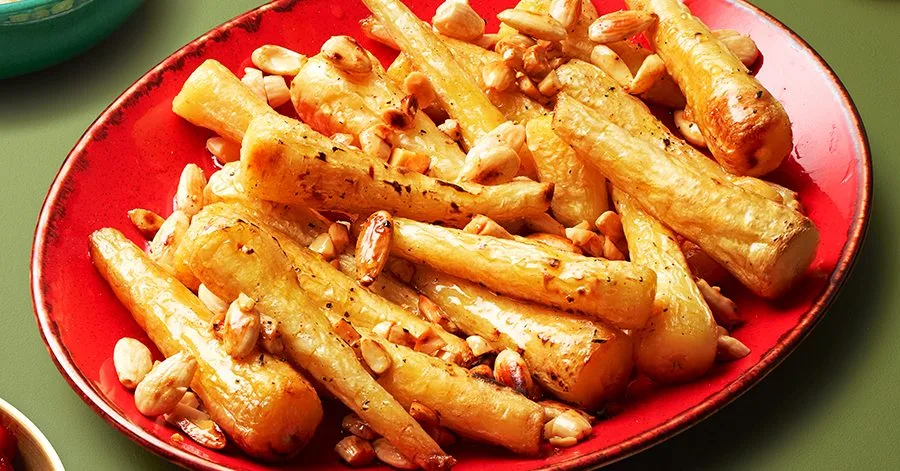 Запечені пастернаки з солоними медовими мигдалями