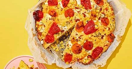Кукурудзяний хліб з печеними помідорами, кукурудзою, чебрецем і фетою