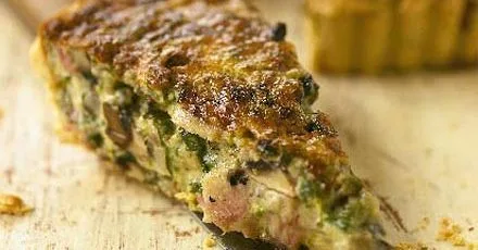 Кіш з руколою, грибами та беконом