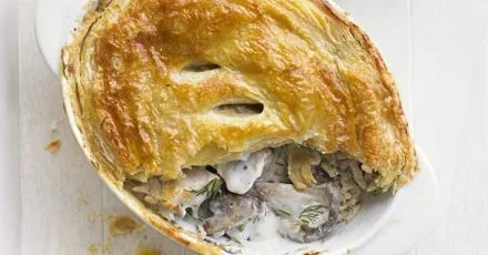 Курячі пиріжки з грибами та сметаною з кропом