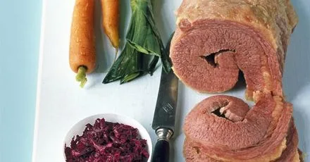 Солоний яловичина з буряком та хріновим соусом