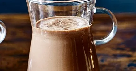Гарячий шоколад з карамеллю, сіллю та ромом