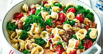 Паста з ковбасками, кейлом і чилі