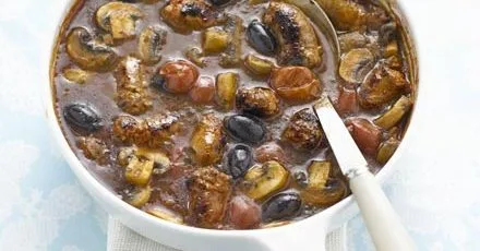 Ковбаски з орегано, грибами та оливками