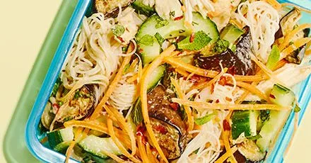 Локшина з куркою та кунжутом