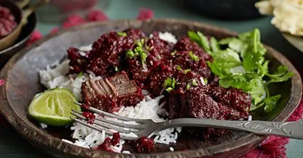 Тушковане яловиче карі з буряком (Чукандар ґошт)