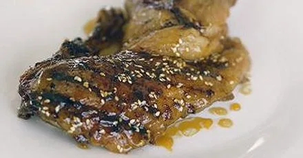 Повільно запечена качка з медом і кунжутом
