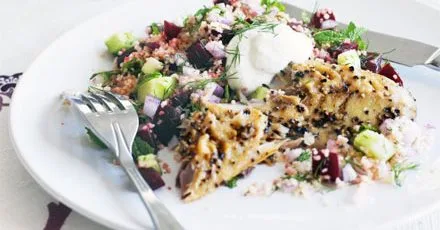 Кускус з копченою макрелью, травами та буряком