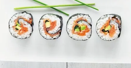 Smoked salmon & avocado sushi