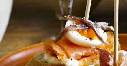 Smoked salmon & quail’s egg