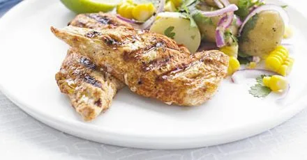 Курка в димному соусі з теплою кукурудзою та картопляним салатом
