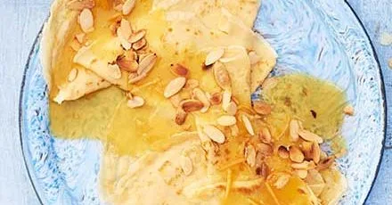 Блинчики зі сметаною, мармеладом з анжело апельсина та соусом амаретто