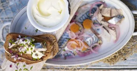 Скумбрія в маринаді з крем‑фреш і каперсами