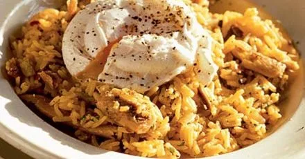 Пряний рис з кіпперсом та пашотованими яйцями