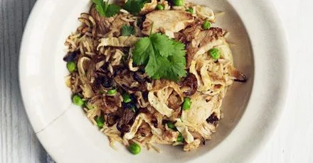 Гострий індонезійський рис з куркою (насі горенг)